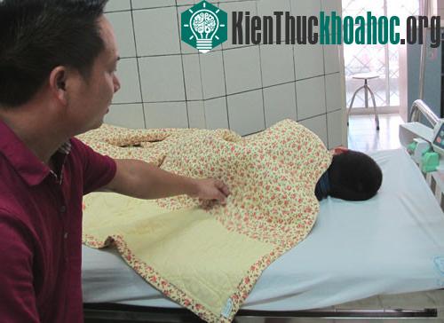 Bé mắc bệnh viêm não điều trị tại Bệnh viện Bạch Mai. (Ảnh: N.P).