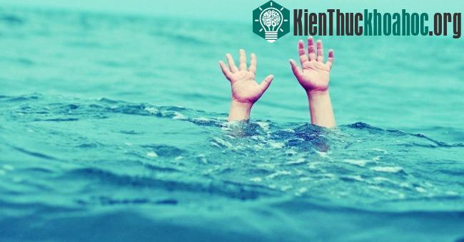 Người chết đuối còn thường đứng thẳng người, hai tay giơ lên và mở rộng sang hai bên.