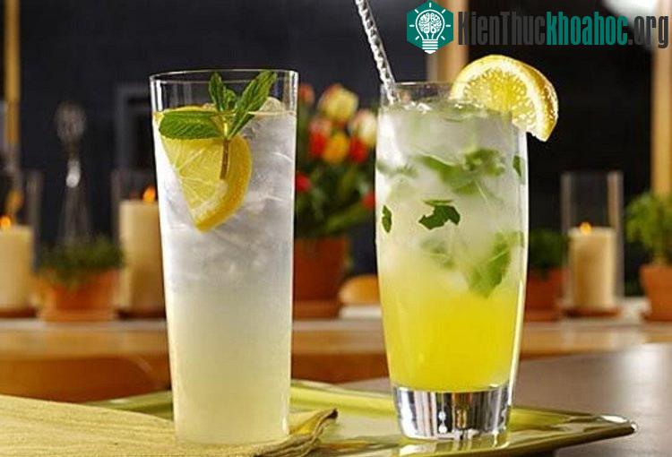 Uống một cốc nước hơi ấm, pha với chanh kèm theo vài giọt mật ong vào buổi sáng sẽ giúp bạn thanh lọc cơ thể. (Ảnh minh họa).