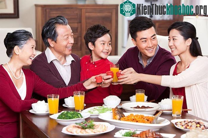 Tiêu thụ nhiều thực phẩm dịp Tết dễ sinh chứng chướng bụng, đầy hơi.