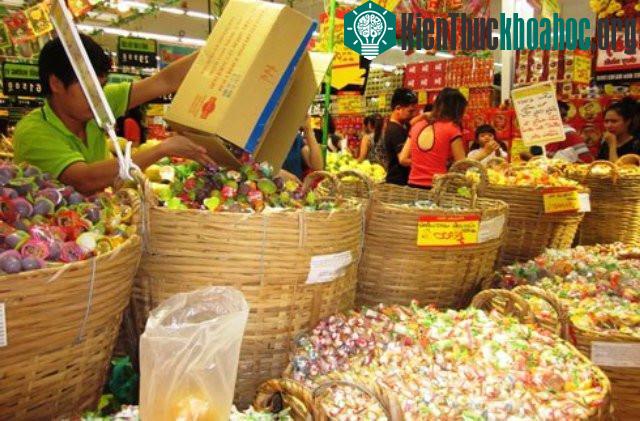 Cần hết sức thận trọng với các loại thực phẩm có màu sắc bắt mắt. (Ảnh minh họa).