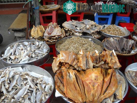 Khi mua cá khô, điều đầu tiên bạn nên quan tâm là màu sắc bên ngoài. (Ảnh minh họa)