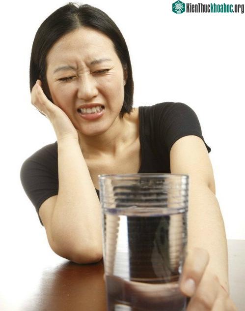 Răng ê buốt sau khi ăn đồ nóng, lạnh, chua, ngọt.