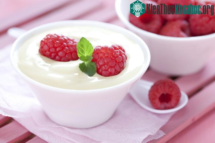 Vào mùa đông, bạn có thể ăn kèm sữa chua với các loại trái cây để tăng thêm dinh dưỡng và hương vị.