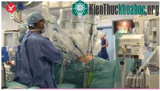 Các bác sĩ khi mổ ruột thừa cho bệnh nhân 16 tuổi đã phát hiện khối u có chứa tế bào não trong buồng trứng. (Ảnh: Independent).