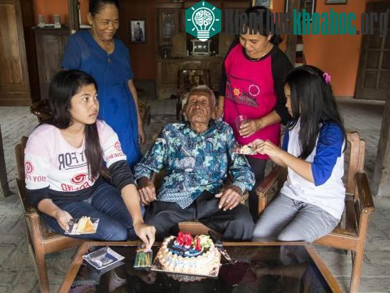 Cụ ông Mbah Gotho sinh nhật lần thứ 146 bên cháu chắt.
