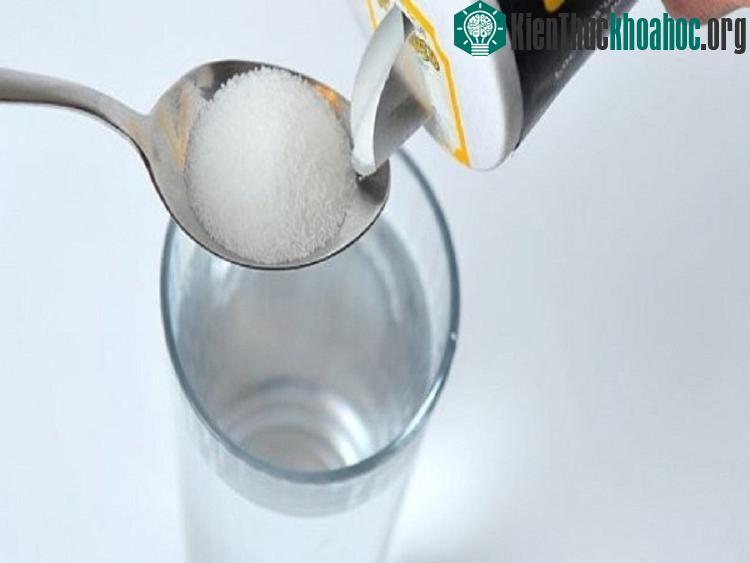 Súc miệng bằng nước muối ấm