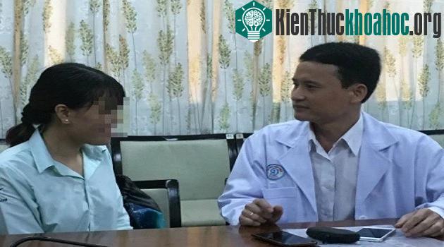 Bệnh nhân hồi phục trò chuyện cùng bác sĩ điều trị. (Ảnh: Lê Phương).