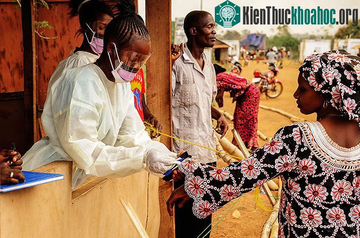Nhân viên y tế Sierra Leone kiểm tra thân nhiệt của hành khách tại khu vực biên giới với Liberia ở Jendema. (Nguồn: AFP/TTXVN).
