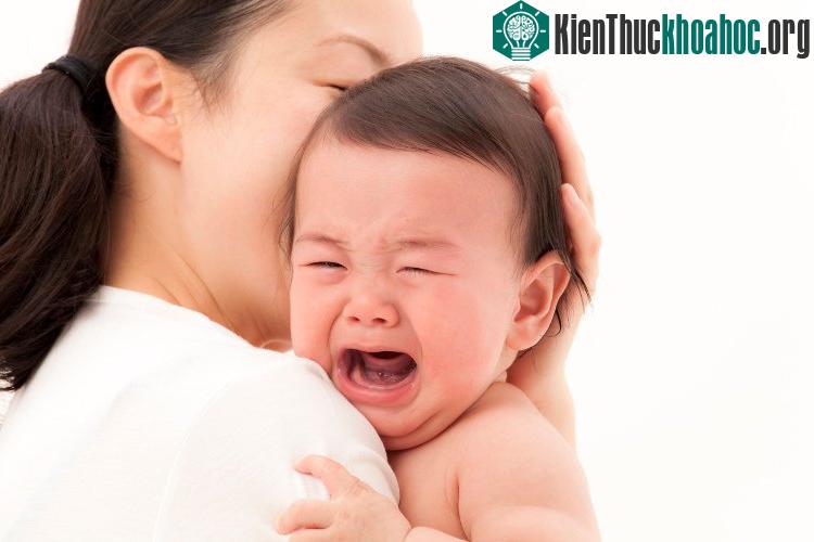 Khóc đêm là hiện tượng trẻ sơ sinh khóc từng đợt, lúc khóc lúc ngừng, nhưng cũng có trường hợp trẻ khóc lè nhè suốt cả đêm.