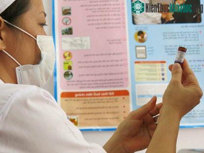 Trẻ được tiêm vắc xin phối hợp sởi - rubella khi 18 tháng tuổi. (Ảnh: N.P).