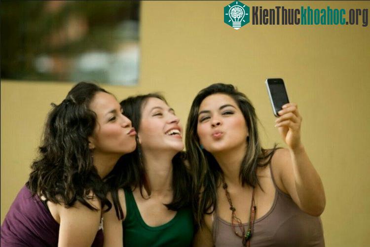 Thường xuyên chụp ảnh tự sướng và chia sẻ hình ảnh với bạn bè có thể giúp chúng ta trở nên hạnh phúc hơn.