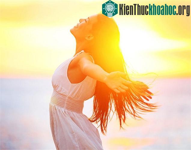 Nên ra ngoài hít thở không khí và tiếp xúc ánh nắng mặt trời. (Ảnh: Boldsky).