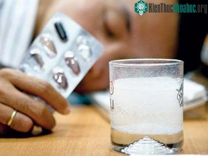 Khi nghi ngờ ai bị ngộ độc thuốc, cần nhanh chóng sơ cứu và đưa đến bệnh viện ngay lập tức.