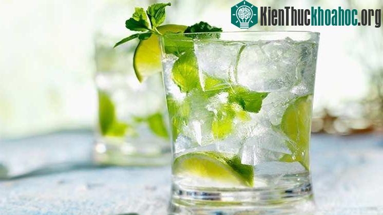 Bạn nên bắt đầu một ngày mới với một cốc nước chanh ấm.