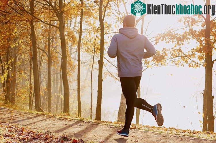 Tập thể dục thường xuyên sẽ giúp phòng tránh SAD. (Ảnh: Men's Health).