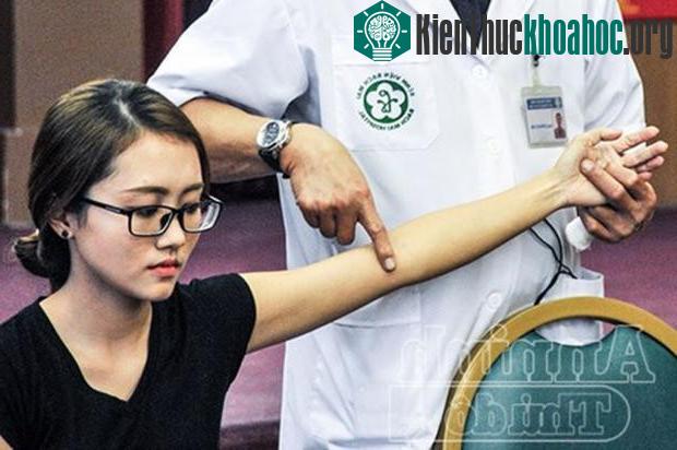 Trên người có các mạch máu chính khi bị vật sắc nhọn cắt vào có thể gây xuất huyết ồ ạt
