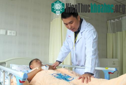 Một bệnh nhân đột quỵ đã bị ngã trong quá trình di chuyển làm cho thương tổn nặng hơn. (Ảnh: TT).