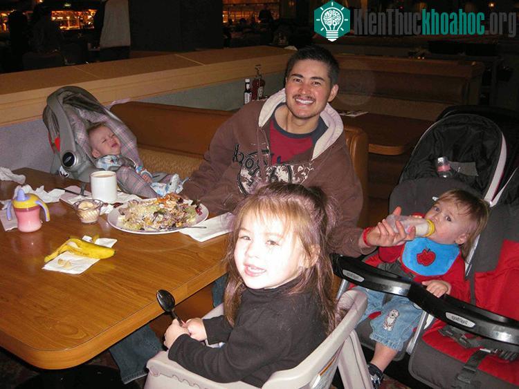 Thomas Beatie và 3 đứa trẻ do anh tự mang thai và sinh ra. (Ảnh: Gascot.blogspot).