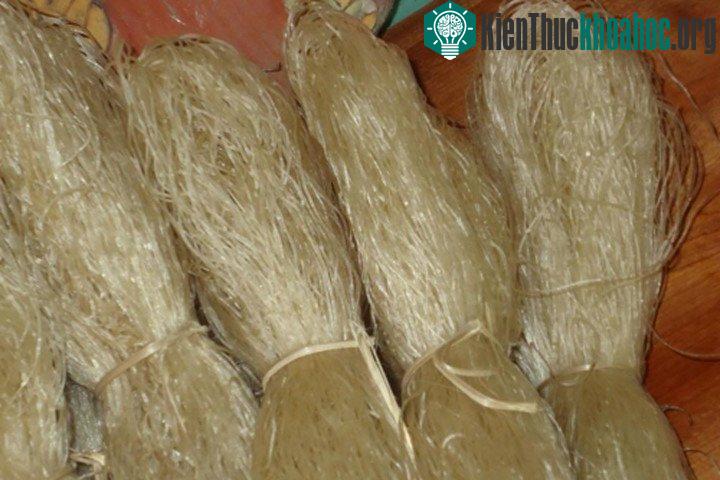 Miến sạch, không tẩy rửa có màu trắng đục giống như màu của củ dong riềng. (Ảnh minh họa).