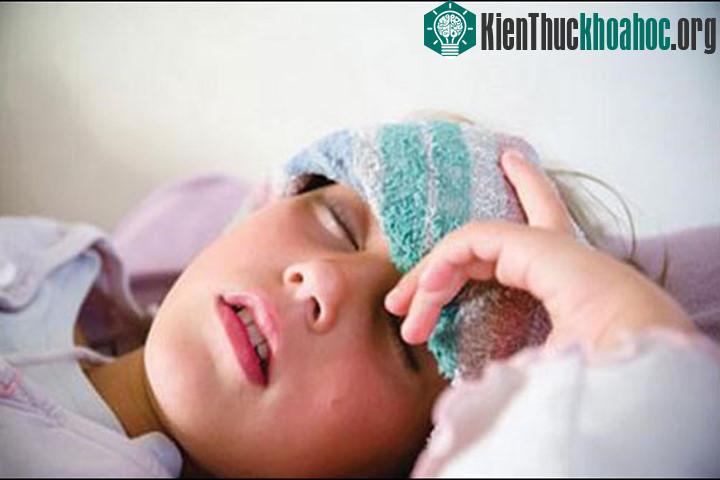 Sốt cao từ 39-40oC, kèm theo là đau đầu là một trong các dấu hiệu của bệnh