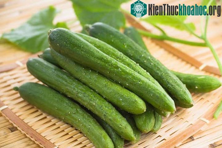 Nên chọn quả đều màu, cầm chắc tay, không có vết thâm hay màu ố vàng.
