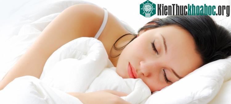 Khi bạn ngủ đủ giấc, cơ thể bạn sẽ tự tái tạo lại năng lượng và thúc đẩy khả năng kiểm soát đau và làm lành vết thương.