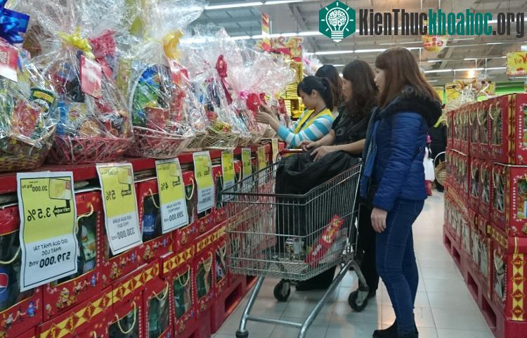 Nguyên tắc cơ bản là lựa chọn thực phẩm có nguồn gốc xuất xứ, ngày tháng sản xuất... (Ảnh minh họa).