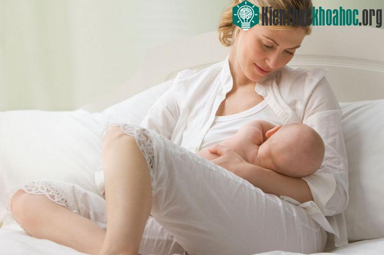 Nuôi con bằng sữa mẹ không chỉ tốt cho sức khỏe của bé mà còn giúp gắn kết mẹ con.