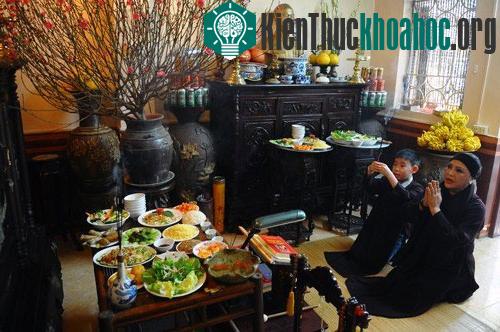 Ngày nay nhiều gia đình thường làm mâm cỗ tươm tất trong ngày Tết ông Táo. (Ảnh: Hoàng Hà)