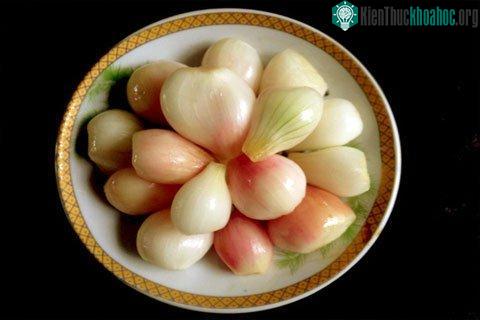 Hành củ cần rửa sạch và để thật ráo nước.
