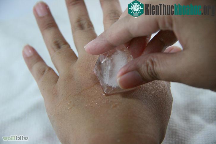 Chà đá lạnh lên tay cùng bên với chiếc răng đau nhé.
