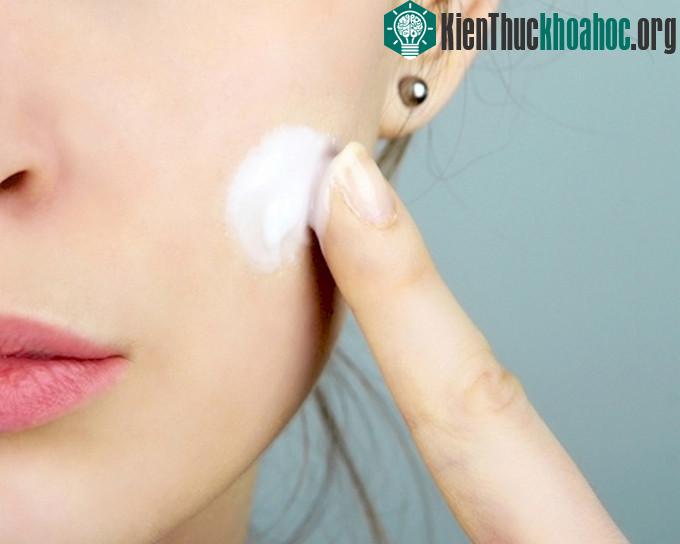 Để đối phó với những nốt mụn mủ sưng tấy, khi thấy chúng vừa ửng đỏ, hãy thoa một chút nước súc miệng hoặc một ít kem đánh răng
