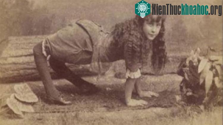 Ella Harper - cô gái lạc đà vào năm 1886.