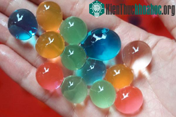 Hạt nhựa nở to sau khi ngâm vào nước.