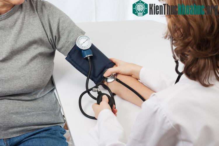 Các bạn nên kiểm tra huyết áp thường xuyên.