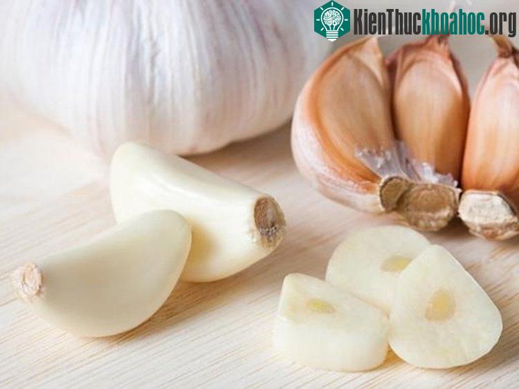 Ăn nhiều tỏi trong thời gian dài là tác nhân làm tổn thương mắt.