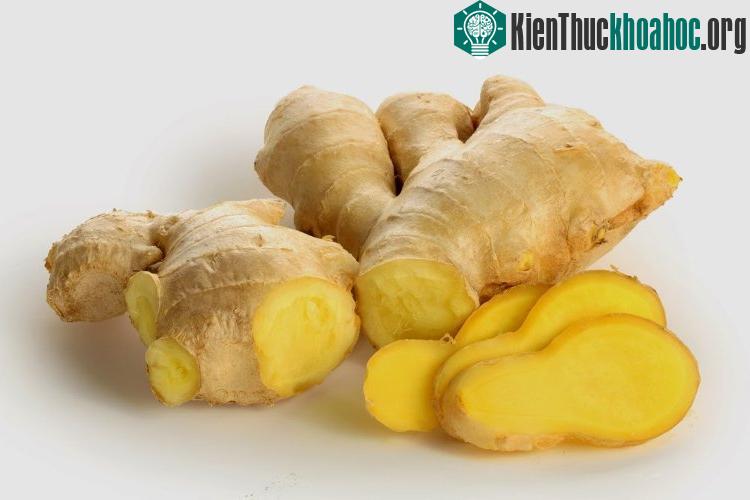 Cho trẻ uống nước gừng tươi ấm trước khi đi ngủ.
