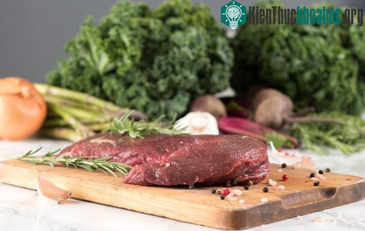 Thịt bò nạc, thịt gia cầm và thịt lợn thăn là những nguồn giàu chất sắt mà ít chất béo bão hòa.