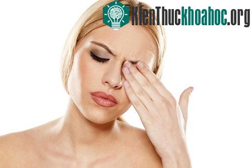 Mắt căng thẳng cũng có thể gây ra mệt mỏi, đau đầu, khó tập trung.