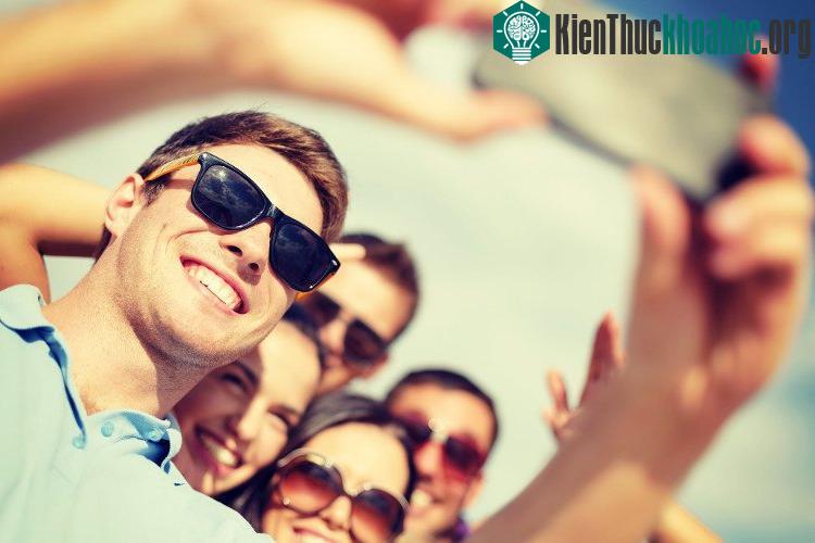 Việc chụp ảnh tự sướng và chia sẻ đến mọi người có thể làm tăng cảm xúc tích cực cho người tham gia.