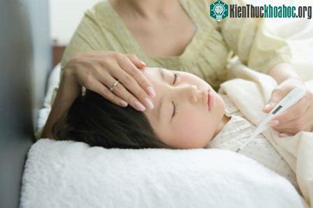 Trẻ bị sốt virus thường có biểu hiện sốt cao từ 39 đến 41 độ.