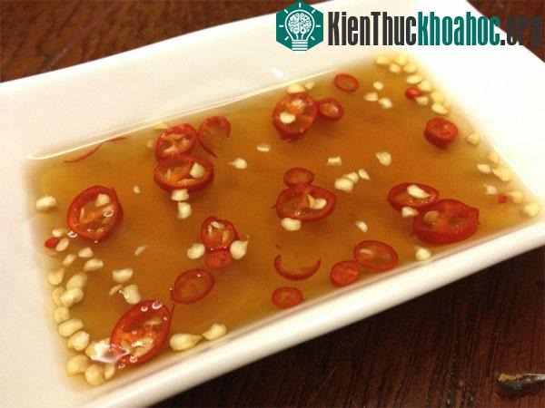 Nước mắm có chứa nhiều chất bổ dưỡng như chất đạm và các loại vitamin như A, D, B12.