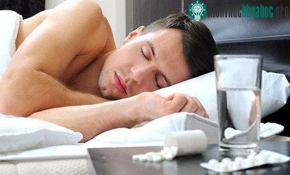 Hãy hỏi người nhà nạn nhân về thông tin của thuốc gây ngộ độc.