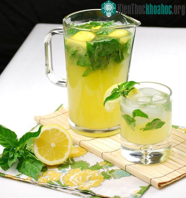 Khi đi du lịch, để đề phòng ngộ độc bạn hãy uống 1 cốc nước chanh.