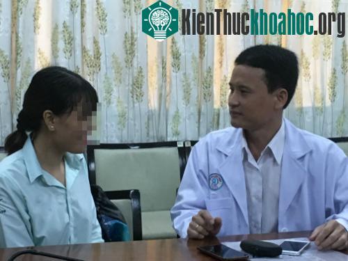 Bệnh nhân hồi phục trò chuyện cùng bác sĩ. (Ảnh: Lê Phương).