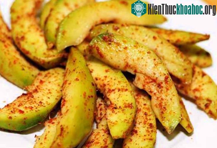 Sự kết hợp rất đơn giản giữa muối, ớt và các loại trái cây, bánh tráng, bánh mì tạo cảm giác rất ngon miệng dễ gây "ghiền".