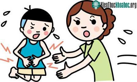 Khi sơ cứu bằng gây nôn cho trẻ, người lớn phải lưu ý móc họng trẻ cho khéo, tránh làm xây xát họng trẻ.