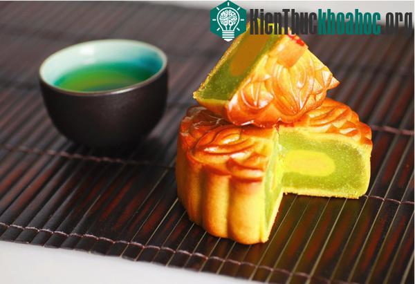 Nên mua bánh trung thu ở các cơ sở có tên tuổi đã có sự giám sát, kiểm tra của cơ quan y tế. (Ảnh minh họa).