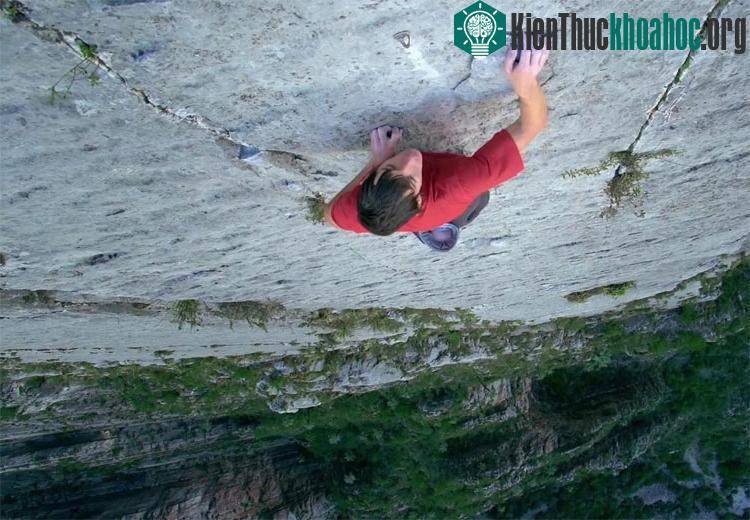 Bí quyết của Honnold là quá trình tập luyện tâm lý, hình dung tường tận từng tình huống và nỗi sợ hãi đi kèm. (Ảnh: Youtube).